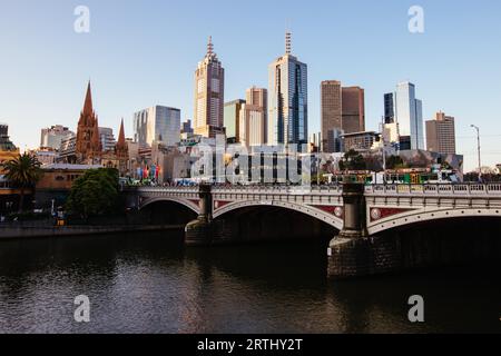 Melbourne, Australie, 7 septembre 2016 : Skyline de Melbourne le long de la rivière Yarra au coucher du soleil en direction de Federation Square Banque D'Images