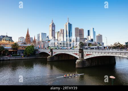 Melbourne, Australie, 7 septembre 2016 : Skyline de Melbourne le long de la rivière Yarra au coucher du soleil en direction de Federation Square Banque D'Images