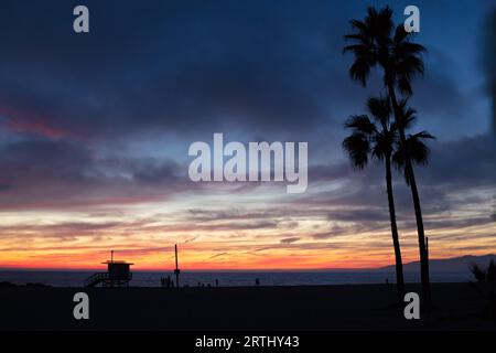 Le soleil se couche sur la plage de Venice sur une autre journée parfaite Los Angeles en Californie, USA Banque D'Images