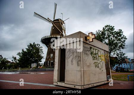 Leiden, pays-Bas. 13 septembre 2023. Amy, un robot d'apparence humaine dans une pharmacie clandestine, parle de différents médicaments, analgésiques et antidépresseurs que nous pouvons utiliser pour modifier notre réalité émotionnelle. Une œuvre d'art visuel créée par l'artiste néerlandais Dries Verhoeven. L’œuvre explore la zone où l’humain et l’artificiel fusionnent. A Leiden, le 13 septembre 2023. (Photo de Romy Arroyo Fernandez/NurPhoto) crédit : NurPhoto SRL/Alamy Live News Banque D'Images