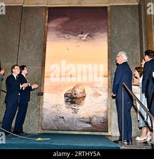 STOCKHOLM 20230913 le Premier ministre Ulf Kristersson, le président du Parlement Andreas Norlén, le roi Carl Gustaf, la reine Silvia et d'autres, lors d'une réception au Palais Royal de Stockholm où un cadeau du Parlement et du gouvernement a été remis au roi, qui célèbre ses 50 ans sur le trône. Le cadeau est un tissu de huit mètres carrés réalisé d'après une aquarelle de l'artiste suédois Lars Lerin. Frida Lindberg a été directrice artistique et les tisserands ont été Ebba Bergström et Tova Vibrandt. Photo : Jonas Ekstromer/TT/code 10030 Banque D'Images