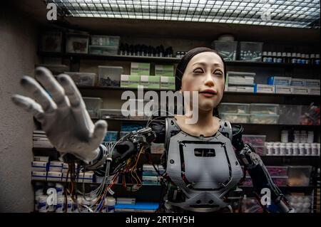 Leiden, pays-Bas. 13 septembre 2023. Amy, un robot d'apparence humaine dans une pharmacie clandestine, parle de différents médicaments, analgésiques et antidépresseurs que nous pouvons utiliser pour modifier notre réalité émotionnelle. Une œuvre d'art visuel créée par l'artiste néerlandais Dries Verhoeven. L’œuvre explore la zone où l’humain et l’artificiel fusionnent. A Leiden, le 13 septembre 2023. (Photo de Romy Arroyo Fernandez/NurPhoto) crédit : NurPhoto SRL/Alamy Live News Banque D'Images