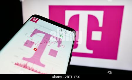 Smartphone avec le site web de la société de télécommunications Deutsche Telekom AG sur l'écran devant le logo. Effectuez le focus sur le coin supérieur gauche de l'écran du téléphone. Banque D'Images