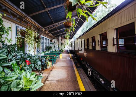 Kuranda, Australie, juin 27 2016 : la gare emblématique de Kuranda est une attraction touristique populaire entre Cairns et Kuranda dans le Queensland, en Australie Banque D'Images