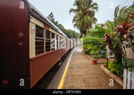 Kuranda, Australie, juin 27 2016 : la gare emblématique de Kuranda est une attraction touristique populaire entre Cairns et Kuranda dans le Queensland, en Australie Banque D'Images