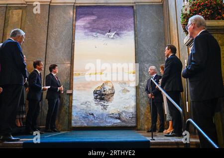 STOCKHOLM 20230913 le Premier ministre Ulf Kristersson, le président du Parlement Andreas Norlén, le roi Carl Gustaf, la reine Silvia et d'autres, lors d'une réception au Palais Royal de Stockholm où un cadeau du Parlement et du gouvernement a été remis au roi, qui célèbre ses 50 ans sur le trône. Le cadeau est un tissu de huit mètres carrés réalisé d'après une aquarelle de l'artiste suédois Lars Lerin. Frida Lindberg a été directrice artistique et les tisserands ont été Ebba Bergström et Tova Vibrandt. Photo : Jonas Ekstromer/TT/code 10030 Banque D'Images