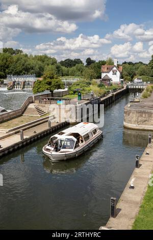 Bateau à aubes passant par Goring Lock sur la Tamise, Goring-on-Thames, Oxfordshire, Angleterre, Royaume-Uni, Europe Banque D'Images