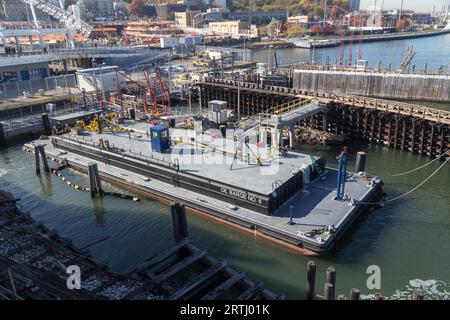 Staten Island, États-Unis d'Amérique, 18 novembre 2016 : une barge pétrolière ancrée dans un quai sur Staten Island Banque D'Images