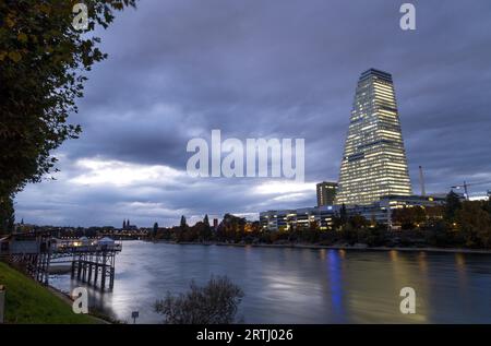 Bâle, Suisse, 20 octobre 2016 : vue sur le Rhin avec la Tour Roche illuminée Banque D'Images