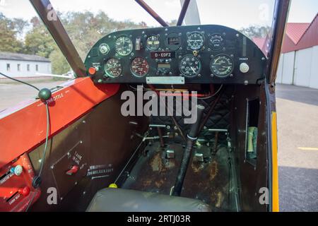 Bremgarten, Allemagne, 22 octobre 2016 : vue du cockpit d'un avion classique Piper Cub Banque D'Images