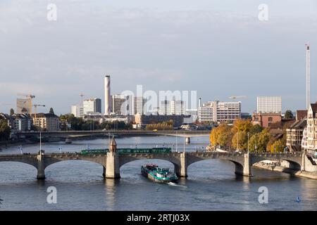 Bâle, Suisse, 24 octobre 2016 : porte-conteneurs sur le Rhin passant sous le pont du milieu dans le centre-ville Banque D'Images