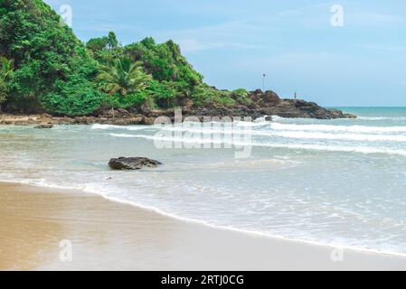 Itacare, Brésil, 7 décembre 2016 : pêcheur sur la belle plage et la nature près d'Itacare à Bahia Brésil Banque D'Images