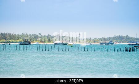 Itacare, Brésil, 8 décembre 2016 : bateaux sur la plage de barra grande à Ponta do Muta Brésil Banque D'Images