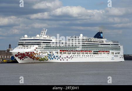 Norwegian Gem est photographié aux côtés du terminal de croisière international de Londres (Tilbury). Le paquebot de croisière de 294 m a été lancé en août 2007 et a coûté 700 $ US Banque D'Images