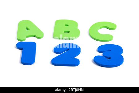 lettres et chiffres colorés isolés sur fond blanc Banque D'Images