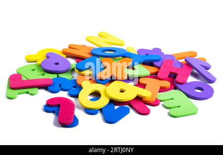 lettres et chiffres colorés isolés sur fond blanc Banque D'Images