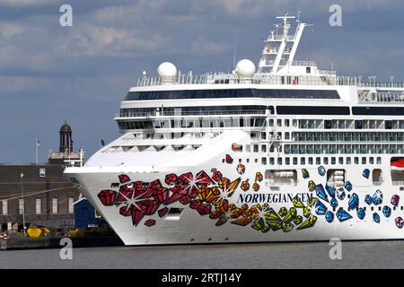 Norwegian Gem est photographié aux côtés du terminal de croisière international de Londres (Tilbury). Le paquebot de croisière de 294 m a été lancé en août 2007 et a coûté 700 $ US Banque D'Images