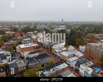 Vue aérienne de main Street, Annapolis avec le Maryland State House en arrière-plan par temps nuageux Banque D'Images