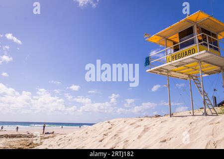 Gold Coast, Australie le 16 août 2016 : tour de sauveteur jaune regardant la plage avec un ciel bleu à Snapper Rocks, Surfers Paradise, Queensland Banque D'Images