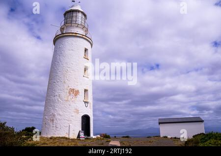 Phare historique de Cape Bruny par temps nuageux à South Bruny Island, Tasmanie, Australie Banque D'Images