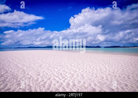 Vue sur la plage de Whitehaven à Whitsunday Island dans le Queensland, Australie. Whitehaven Beach est un point de repère bien connu connu pour son beau sable blanc Banque D'Images