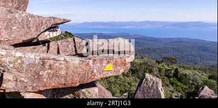 Vue de Bishop et Clerk Peak sur Maria Island, Tasmanie, Australie Banque D'Images