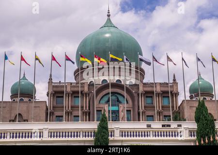 Avis de Putra Palace, Cabinet du Premier ministre à Putrajaya, Malaisie avec drapeaux d'état Banque D'Images