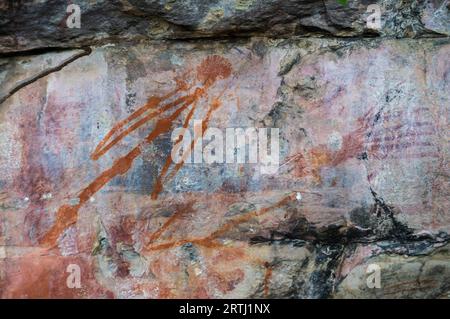 Peintures aborigènes sur roche, parc national de Kakadu, territoire du Nord, Australie. La peinture est un avertissement de ne pas perturber un site sacré et Banque D'Images