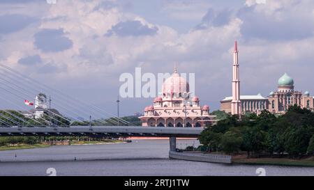 Paysage urbain de Putrajaya, la capitale administrative de la Malaisie. La célèbre mosquée rose et le bureau des premiers ministres sont les points forts architectoniques de Banque D'Images