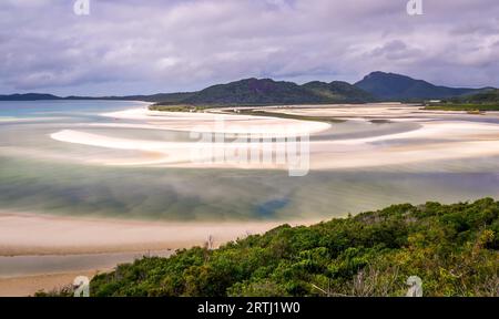 Vue depuis le belvédère de colline sur la plage de Whitehaven à Whitsunday Island près d'Airlie Beach, Australie à marée basse. La belle couleur verte est très rare Banque D'Images