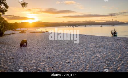 Vue sur le coucher du soleil de la plage de Whitehaven sur Whitsunday Island dans le Queensland, Australie. La plage de Whitehaven est un point de repère bien connu connu pour sa beauté Banque D'Images