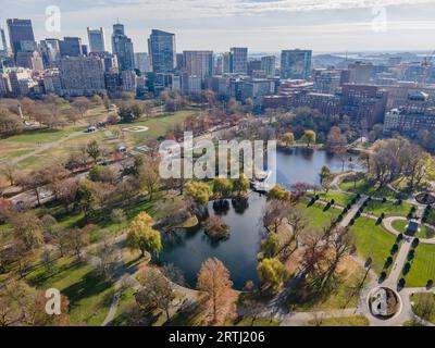 Vue aérienne des étangs dans les parcs Boston public Garden et Boston Common avec des bâtiments du centre-ville en arrière-plan Banque D'Images