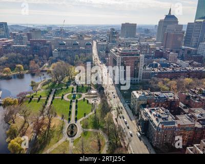 Vue aérienne du paysage urbain, y compris Arlington Street et Boston public Garden à Boston, Massachusetts Banque D'Images