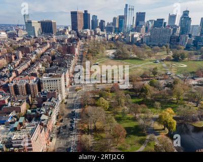 Vue aérienne de Beacon Street, Beacon Hill, Boston Common et public Garden avec l'horizon du centre-ville en arrière-plan Banque D'Images