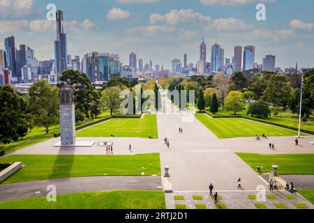 Melbourne, Australie, le 7 mai 2016 : vue sur les toits de Melbourne depuis le sanctuaire du souvenir avec ciel bleu Banque D'Images