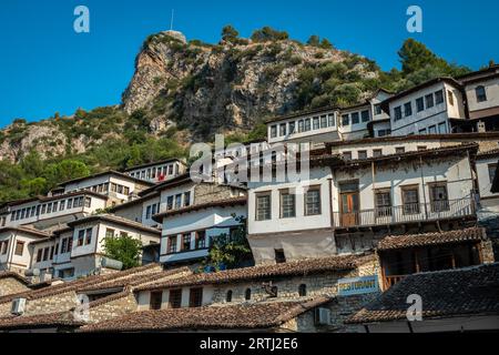 Ville aux mille fenêtres et aux maisons ottomanes blanches, Berat, Albanie Banque D'Images