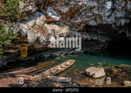 Bateau en bois amarré à la grotte de Bouddha également connue sous le nom de grotte Tham Pa Fa, boucle de Thakhek, Laos Banque D'Images