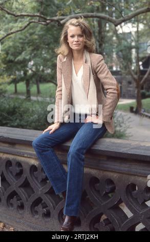 Un portrait posé de l'actrice modèle Shelley Hack qui était dans l'émission de télévision Charlie's Angels. À Central Park, Manhattan, 1979 Banque D'Images