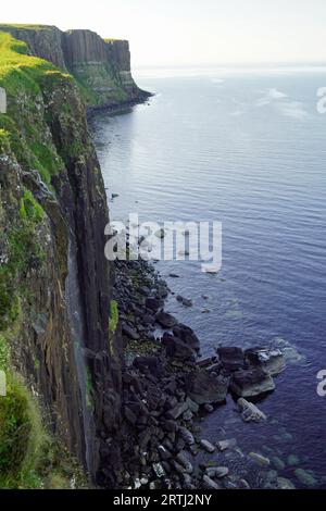 L'Écosse regorge de paysages magnifiques où que vous regardiez. La beauté de la nature est difficile à mettre en mots.Creag an Fheilidh (kilt rock) est un Banque D'Images