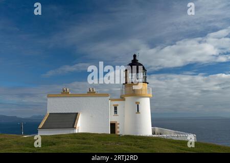 Stoer Lighthouse est un phare entièrement meublé indépendant situé sur Stoer Head, au nord de Lochinver à Sutherland, au nord-ouest de l'Écosse Banque D'Images