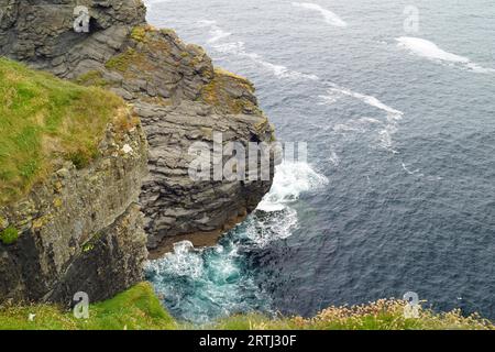 Bishop's Island est une petite île rocheuse escarpée de 65 mètres de haut, à environ deux kilomètres à l'ouest-sud-ouest de Kilkee. Les cheminées sont des zones côtières naturelles Banque D'Images