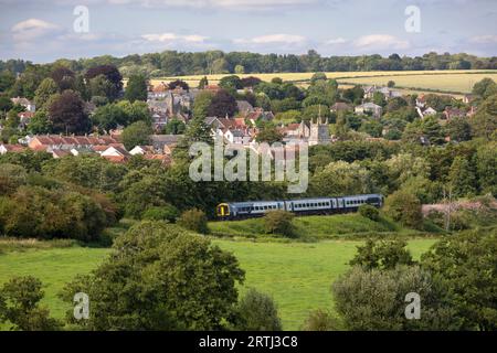 Vue sur la ville de Tisbury dans la vallée de la Nadder, Tisbury, Wiltshire, Angleterre, Royaume-Uni, Europe Banque D'Images