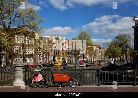 Vélo cargo sur un pont sur le Prinsengracht à Amsterdam, pays-Bas Banque D'Images