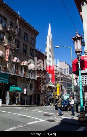 La Transamerica Pyramid vue de Chinatown à San Francisco, Californie, USA Banque D'Images