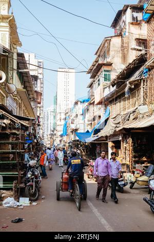 Mumbai, Inde, novembre 5 2016 : les rues animées et bondées de Chor Bazaar à Mumbai, en Inde Banque D'Images