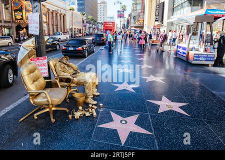 Los Angeles, États-Unis, 22 octobre 2016 : un homme mendiant pour de l'argent est couvert de peinture dorée sur le Hollywood Walk of Fame à Hollywood Californie, États-Unis Banque D'Images