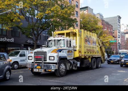 New York, États-Unis, 19 novembre 2016 : un gros camion poubelle jaune dans les rues de Manhattan Banque D'Images