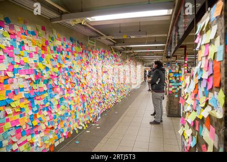 New York, États-Unis d'Amérique, 21 novembre 2016 : des gens regardent des post-it collants sur le mur dans la station de métro Union Square qui ont été fixés Banque D'Images