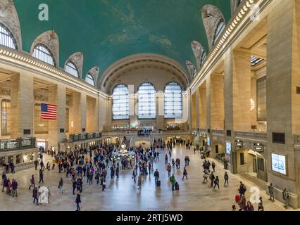 New York, États-Unis d'Amérique, 20 novembre 2016 : vue intérieure du hall principal de Grand Central terminal Station avec de nombreuses personnes Banque D'Images