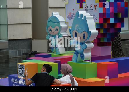 Bangkok, Thaïlande. 13 septembre 2023. Les piétons prennent des photos devant les mascottes des 19e Jeux asiatiques de Hangzhou à Bangkok, Thaïlande, le 13 septembre 2023. Crédit : Rachen Sageamsak/Xinhua/Alamy Live News Banque D'Images